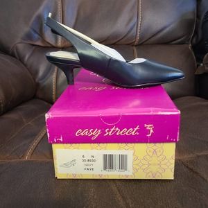 Easy Street Women's Faye Pump, Navy, 6 Narrow